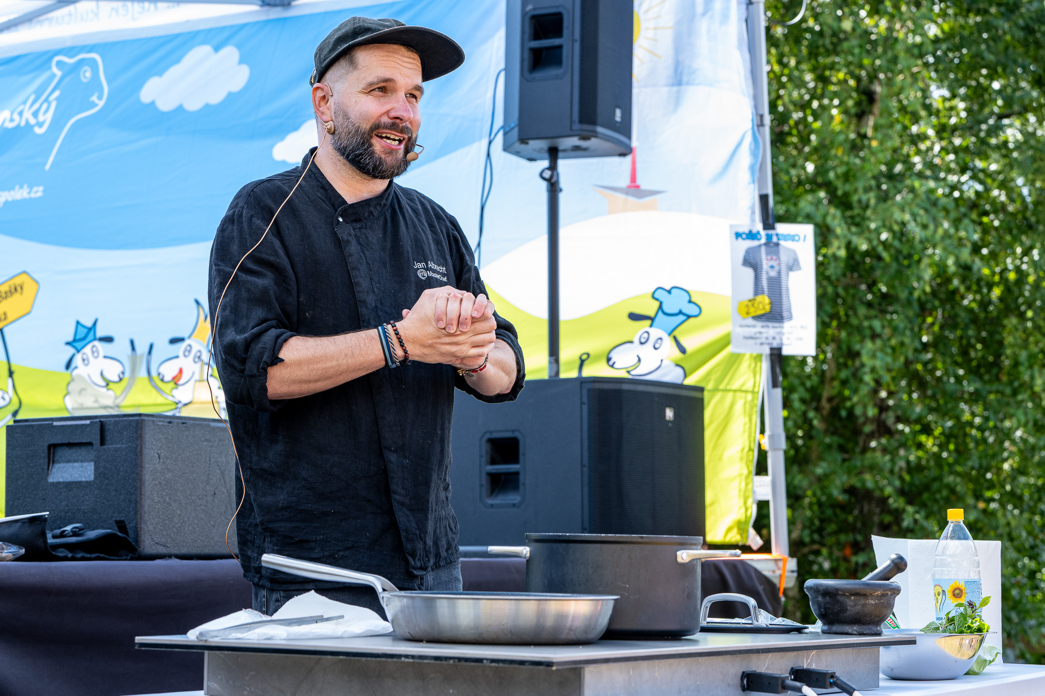 GulášFest 2025: Baška voněla gulášem, soutěžily týmy, vařil i vítěz MasterChefa
